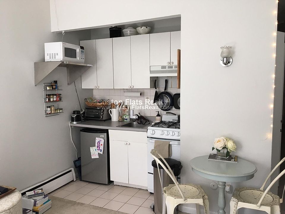 2nd image of 164 Saint Botolph St APT 09