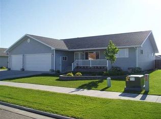 1912 13th St NW, Minot, ND 58703