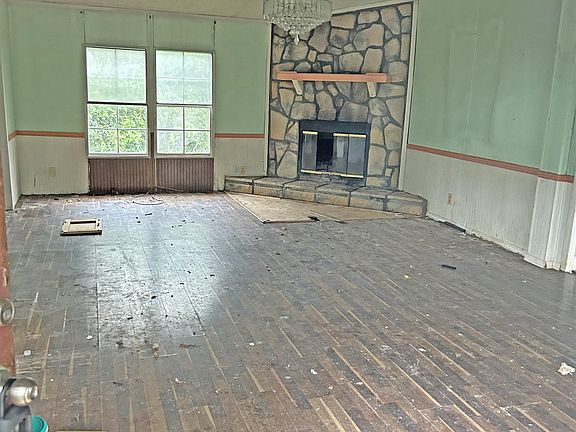 3rd image of 375 State Line Rd