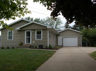 565 Fairway Dr NW, Grand Rapids, MI 49534