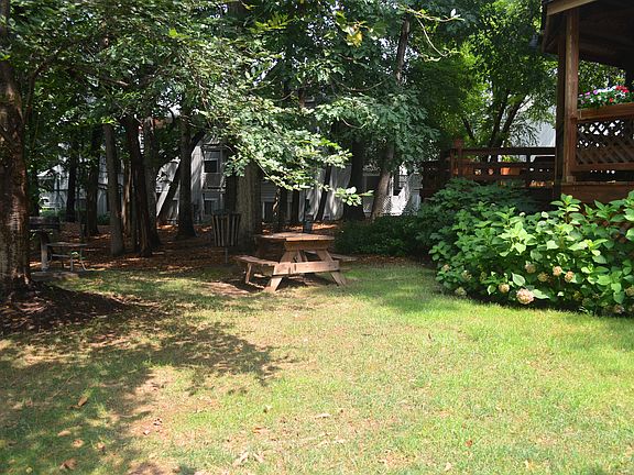 Faces Picnic Tables/BBQ