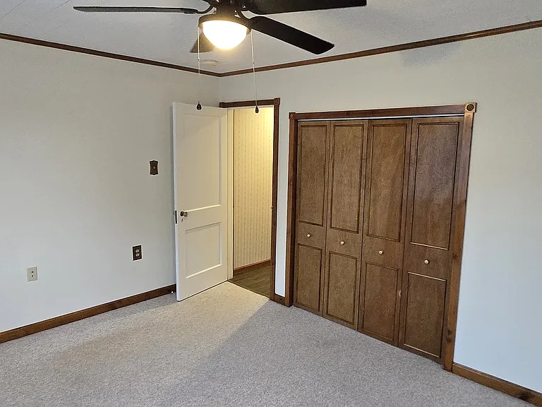 325 W Spring St — Photo 10