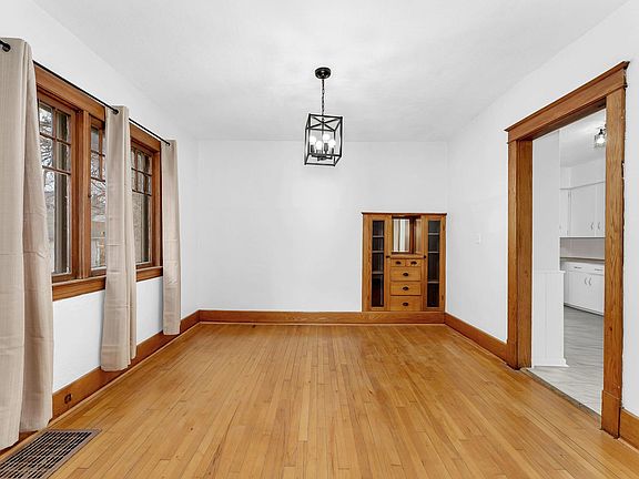 4th image of 1917 Coit Ave NE
