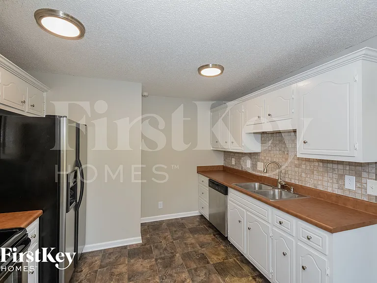 3890 Mackenzie Dr — Photo 4