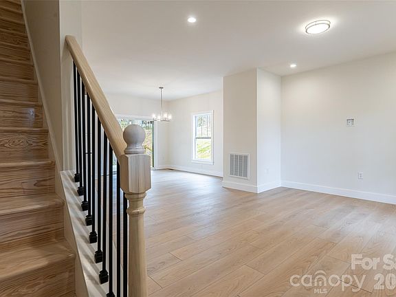 5th image of 165 Cascade Ridge Rd