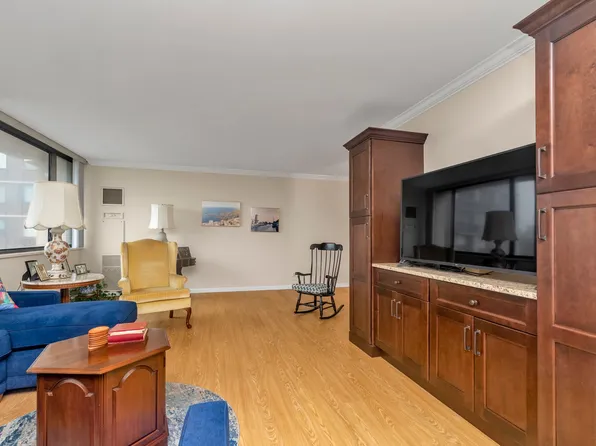 269 Grand Central Parkway image 4 of 25