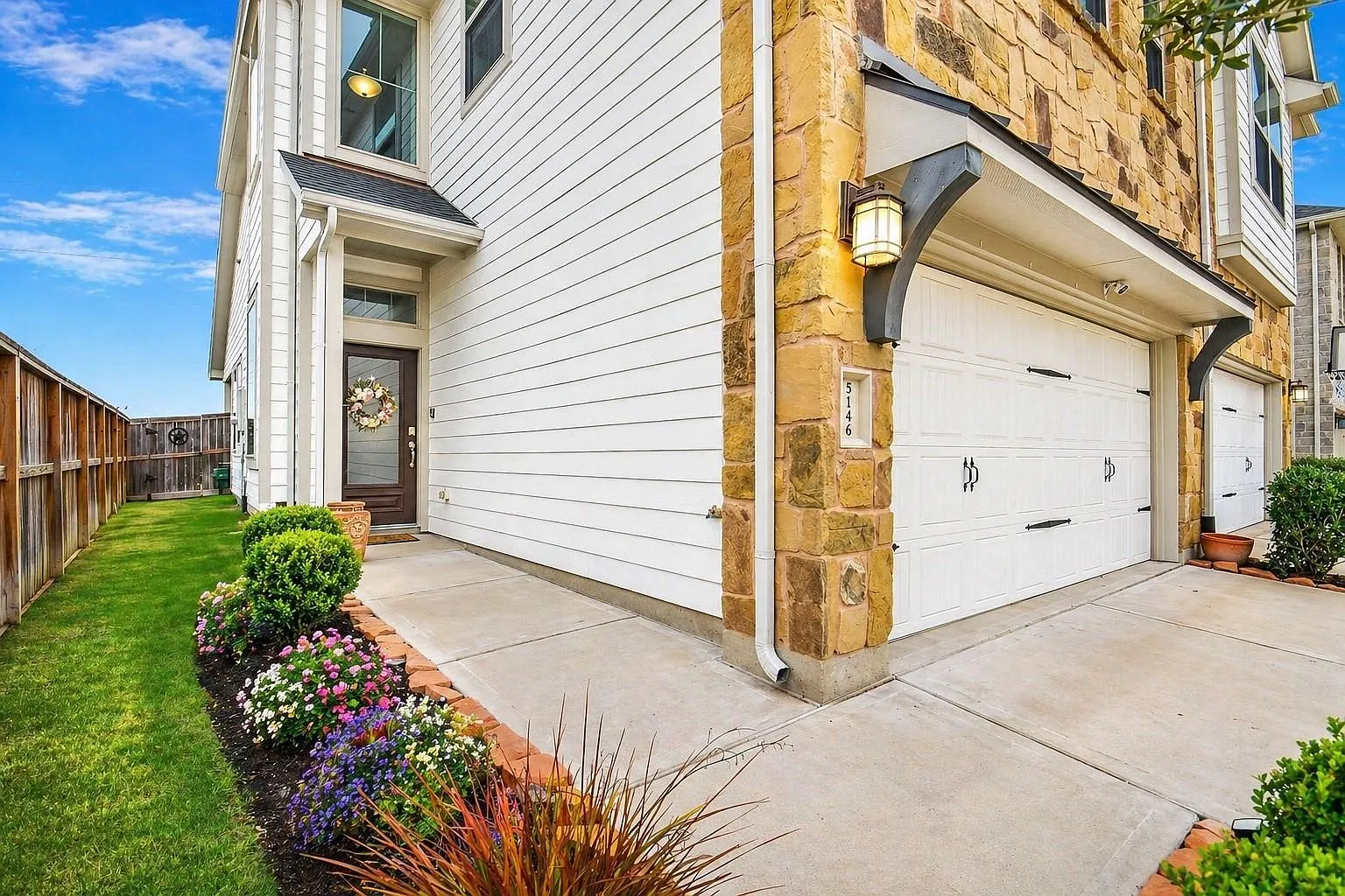 3 bed, 2.5 bath, 2100 sqft, $2,300 — Photo 1