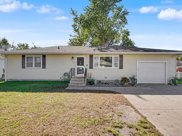 709 7th St NE, Independence, IA 50644