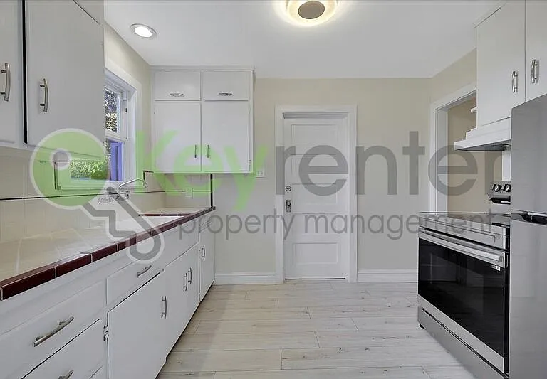 1119 Lochbrae Rd #1 — Photo 17