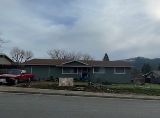 411 Placer St, Rogue River, OR 97537