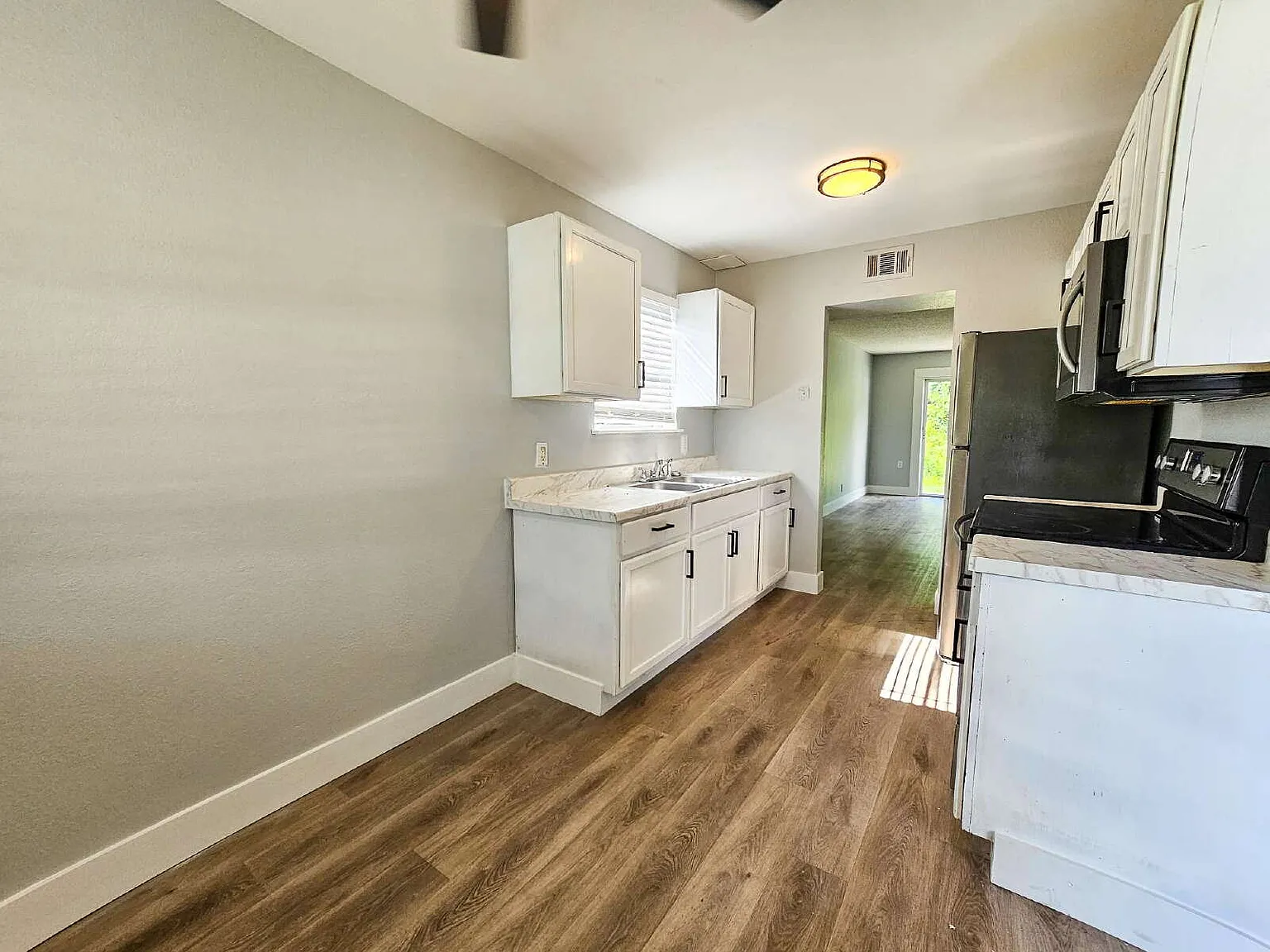 2 bed, 1.0 bath, $1,200 — Photo 3