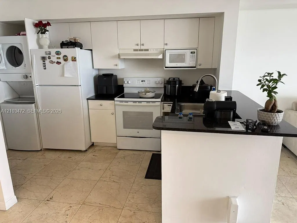 Blue Lagoon Condo — Photo 4