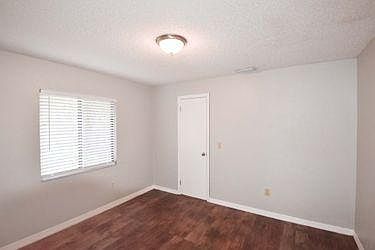 4th image of 985 Sandle Wood Dr