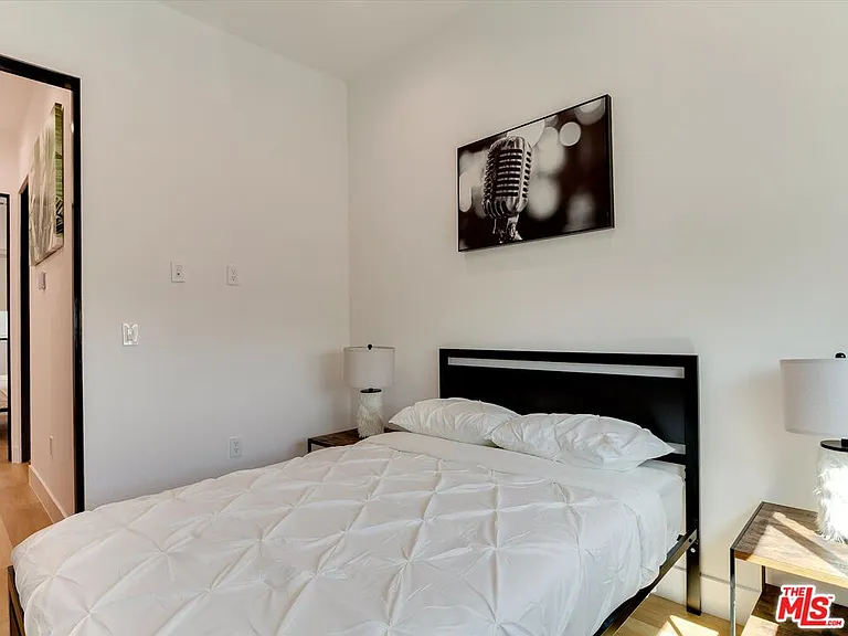 2815 S Redondo Blvd — Photo 16