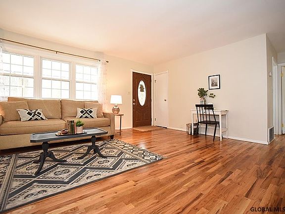2nd image of 132 Hathorn Blvd
