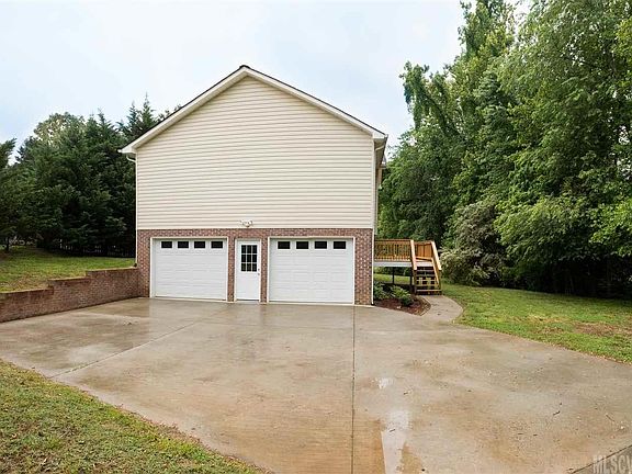 3rd image of 23 Granite Creek Dr