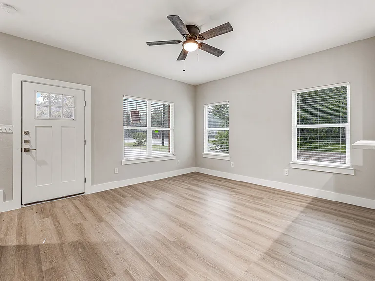 981 N Clinton St #102 — Photo 3