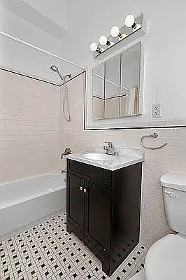4th image of 469 Evergreen Ave #2