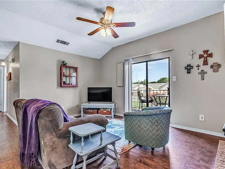 400 Fall Cir #C — Photo 4