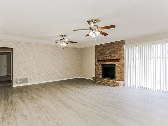 3rd image of 2727 Lucas Dr