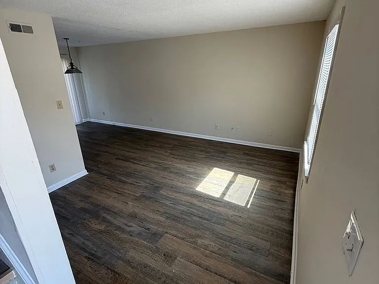 904 Verdant Dr — Photo 2