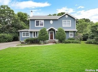 3 Barclay St, Huntington Station, NY 11746