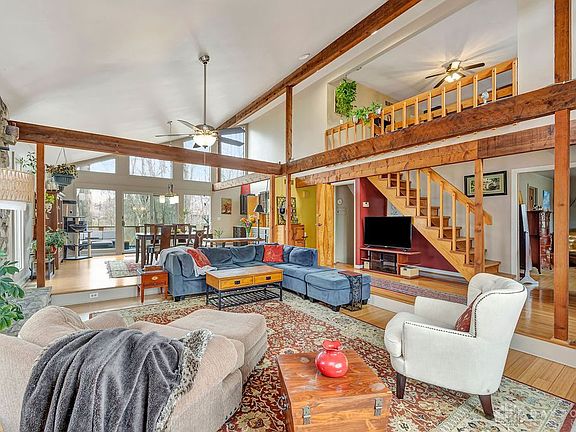 5th image of 127 Acorn Cir