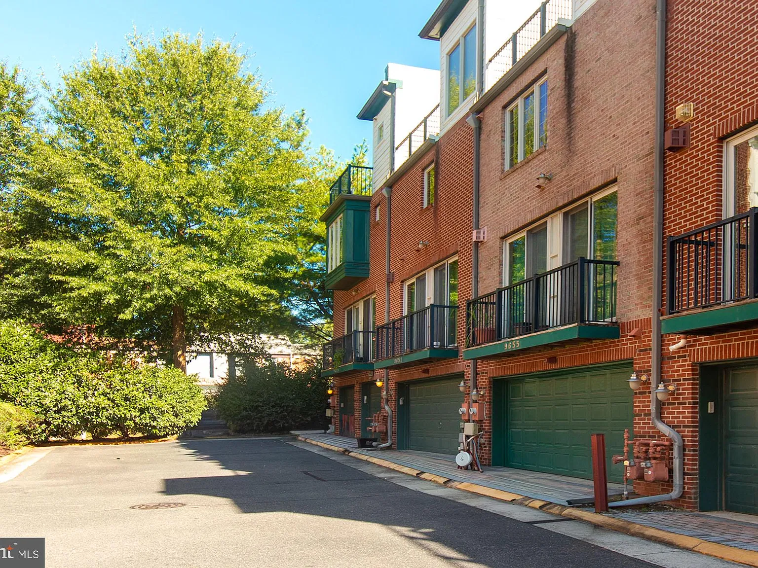3 bed, 4.0 bath, 2048 sqft, $3,700 — Photo 3
