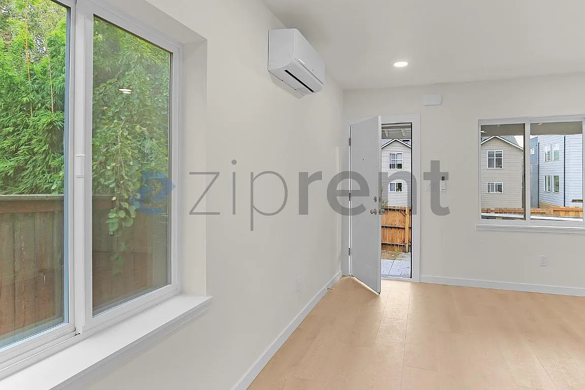 3 bed, 1040 sqft, $3,300 — Photo 3