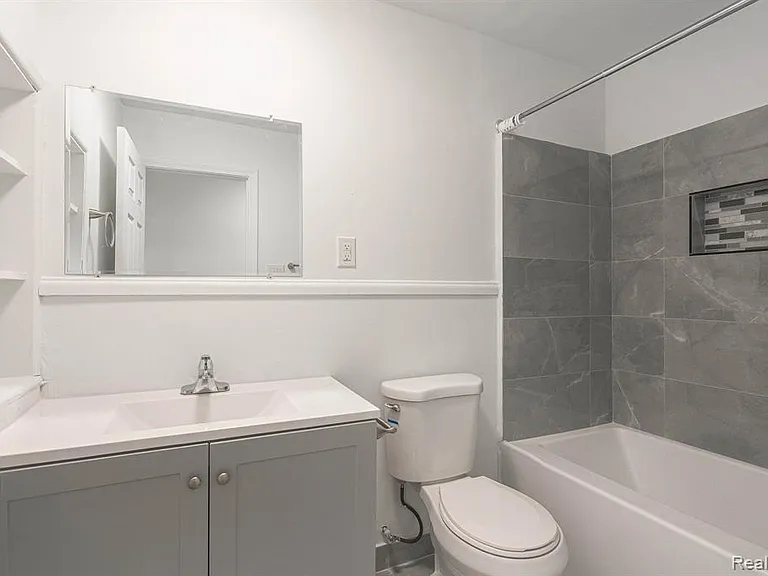 2475 S Commerce Rd #5 — Photo 31