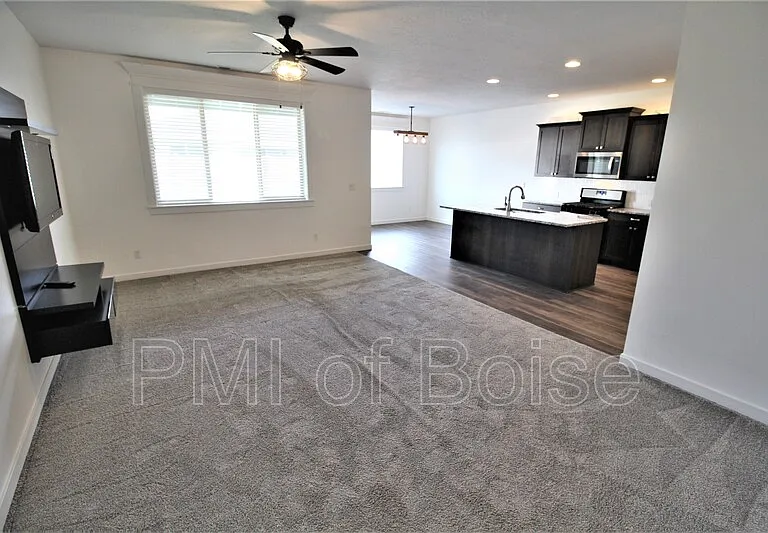 2080 S Hills Ave — Photo 3