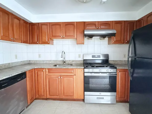 64-34 Grand Cent Parkway image 4 of 25