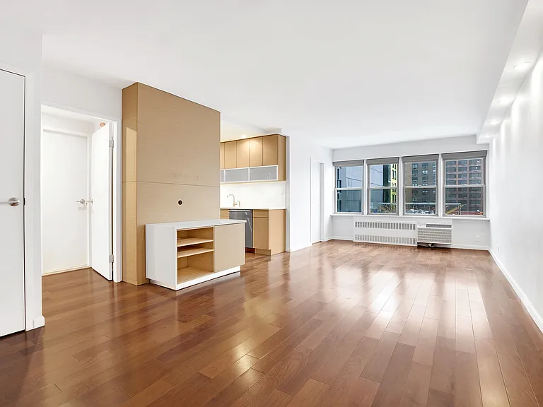 155 E 38th St #17D — Photo 3