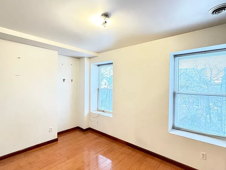 125 Stratford Ave — Photo 7