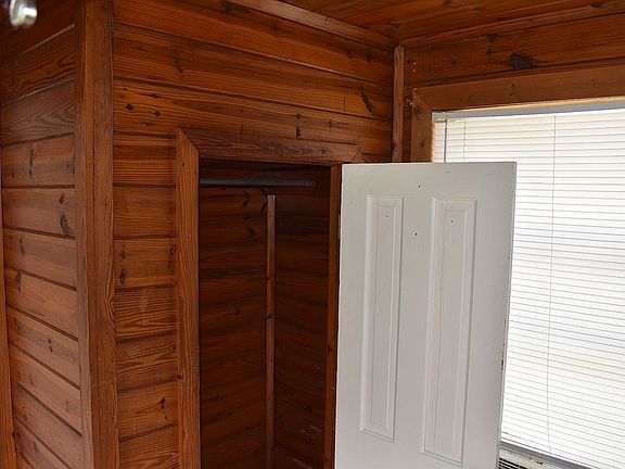 5th image of 14838 Marion St