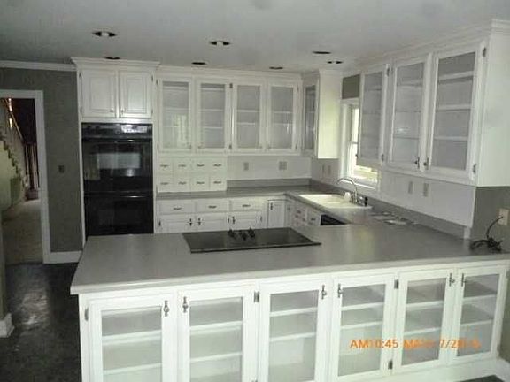 Eat-in Kitchen/ Woods View