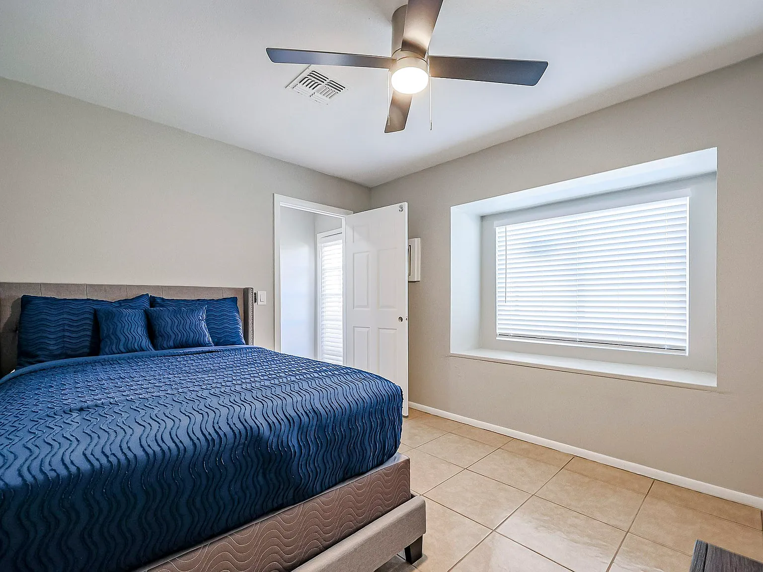 4 bed, 4.0 bath, 2995 sqft, $871 — Photo 2