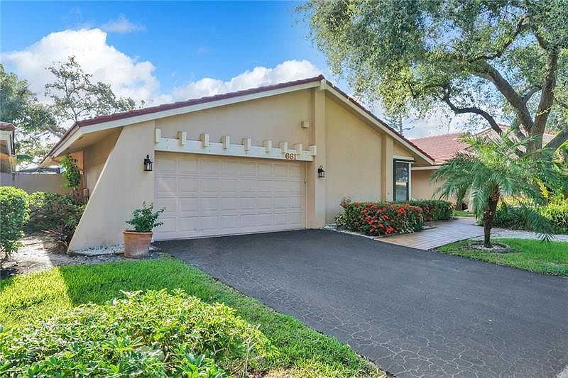 1st image of 661 Hollows Cir