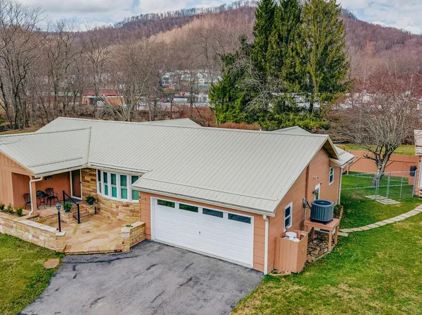 208 14th St, Rainelle, WV 25962