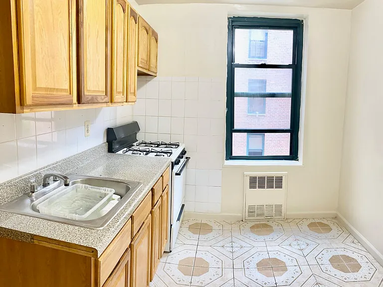 1545 Rhinelander Ave #1 — Photo 2