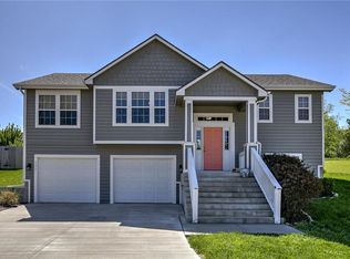 137 Aspen Ln, Lawrence, KS 66049