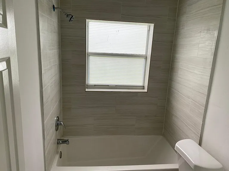 237 SW 13th St #4 — Photo 11