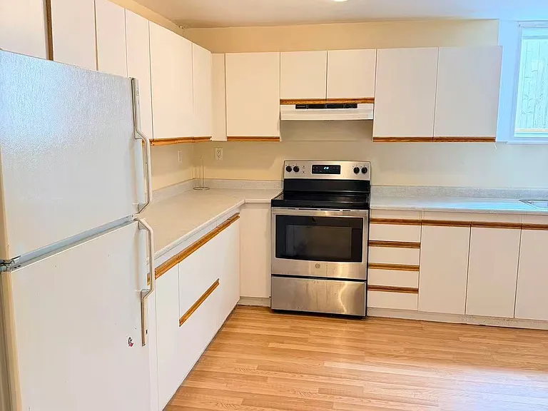 682 The Queensway Rd S #LOWER — Photo 3