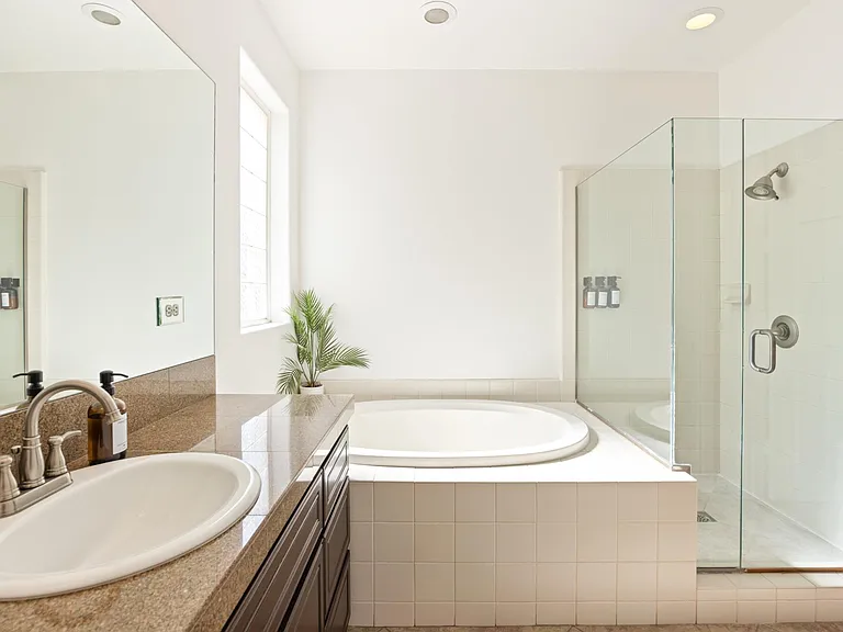 Master Suite 1 Bathroom