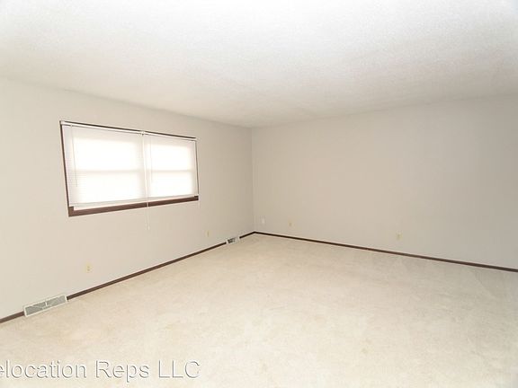 2nd image of 823 Meadowlawn Dr