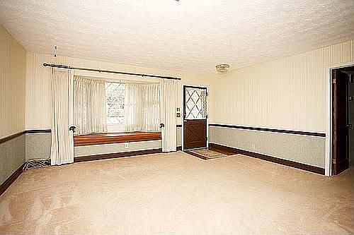 LIVING ROOM W/ WINDOW SEAT