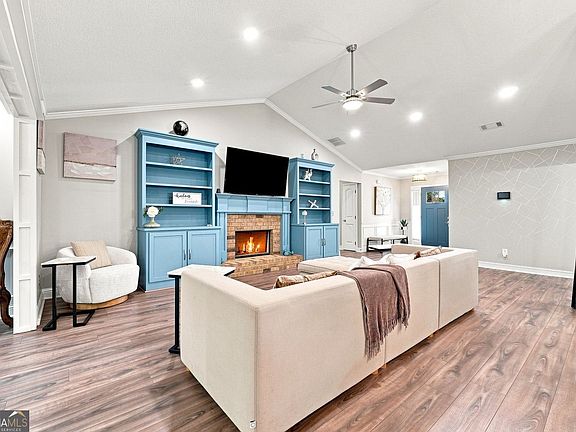 4th image of 156 Brookland Ct