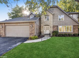 8112 Woodcreek Ct, Downers Grove, IL 60516