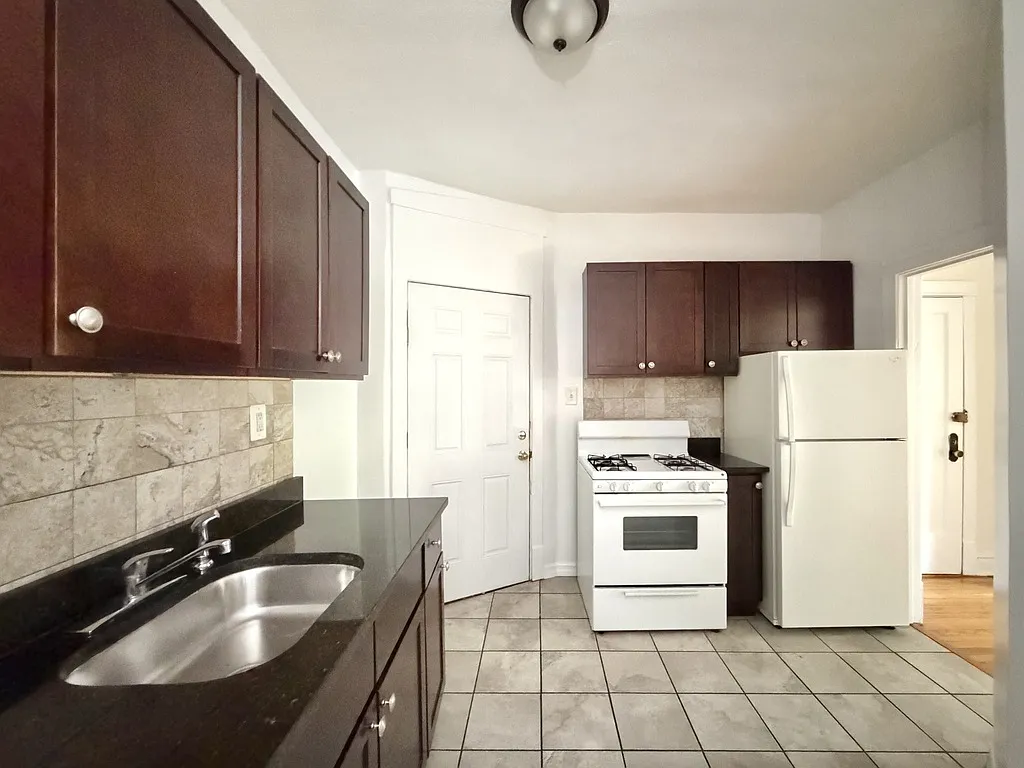 Astounding Studio, 1 Bath at Magnolia + Devon (Rogers Park) — Photo 2