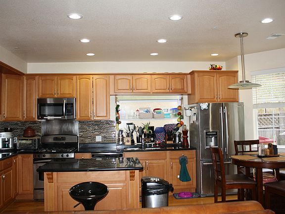 3rd image of 39 Lausanne Ave